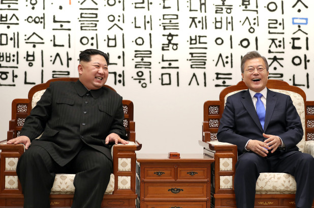 దక్షిణ కొరియా అధ్యక్షుడు మూన్‌ జే ఇన్‌తో కిమ్‌ జోంగ్‌ చర్చలు