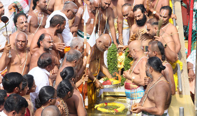 శ్రీవారి పుష్కరిణిలో వైభవంగా చక్రస్నానం