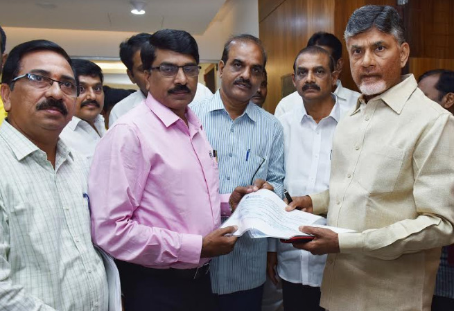 కేరళ వరద బాధితులకు గిడ్డంగుల సంస్థ ఉద్యోగుల విరాళం