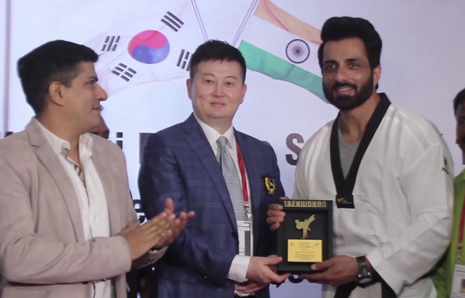 డాక్టరేట్ అందుకున్న సోనూ సూద్