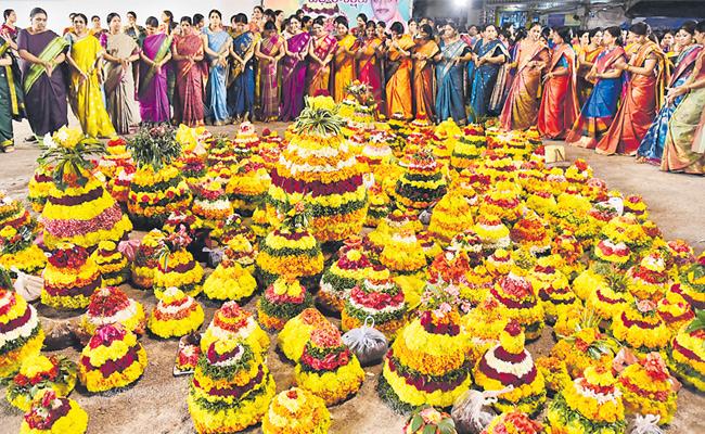 ఘనంగా బతుకమ్మ సంబురాలు