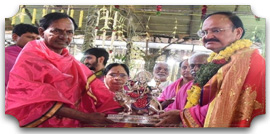 పూర్ణకుంభంతో కేంద్రమంత్రులకు స్వాగతం