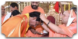 కేసీఆర్ ను ఆశీర్వదించిన శృంగేరి భావి పీఠాధిపతి