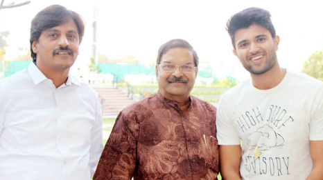 ముద్దుగా ముగ్గురు భామలతో…