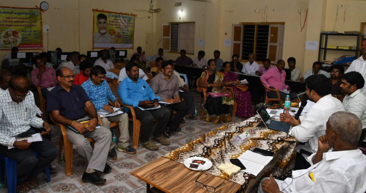 తిత్లీ తుఫాను సహాయక చర్యలపై మంత్రి లోకేష్ సమీక్ష