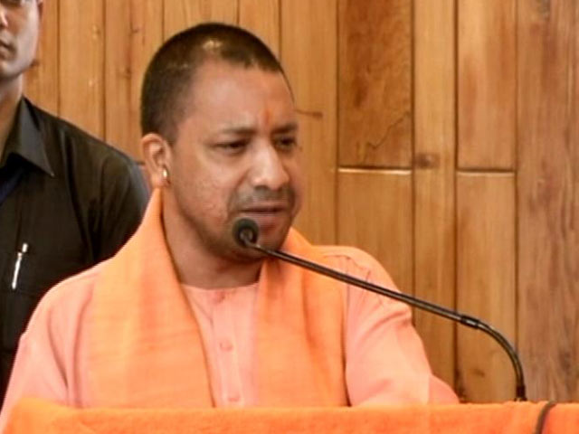 రాత్రికి రాత్రే 138 మంది ఐఏఎస్, ఐపీఎస్ లను బదిలీ చేసిన యోగి