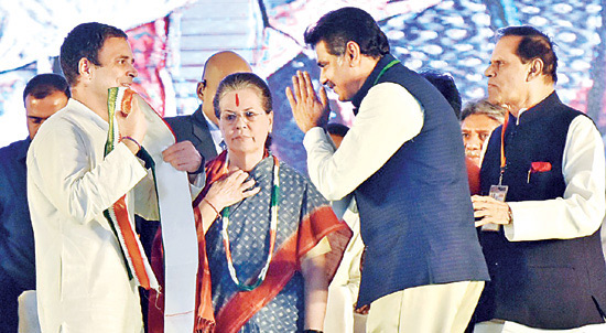 కాంగ్రెస్ లో చేరిన ఎంపీ కొండా