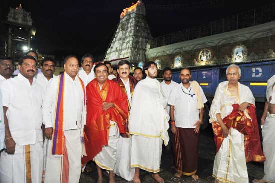 శ్రీవారి పాదాల చెంత ఈశా ఆహ్వాన పత్రిక