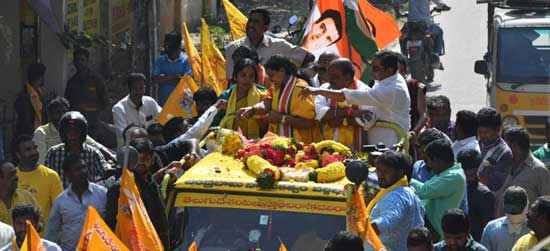 సుహాసినికి మద్దతుగా సునీత ప్రచారం