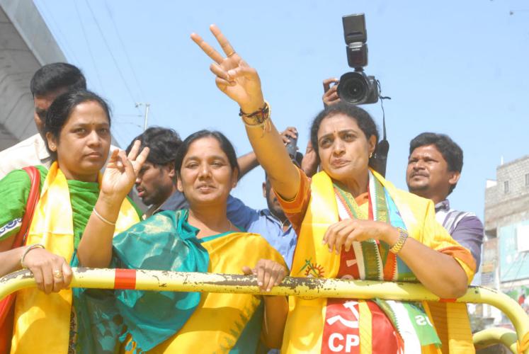 నందమూరి సుహాసిని తో కలిసి ఎన్నికల ప్రచారంలో పాల్గొన్న పరిటాల సునీత