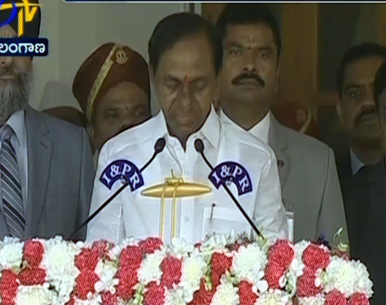 తెలంగాణ ముఖ్యమంత్రిగా కేసీఆర్‌ ప్రమాణస్వీకారం