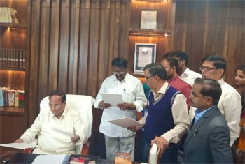 ఎమ్మెల్యేగా తిప్పేస్వామి ప్రమాణస్వీకారం