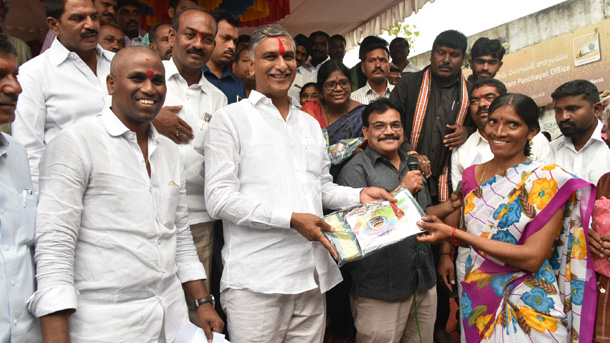 తెలంగాణలో ‘బతుకమ్మ చీరల’ సందడి