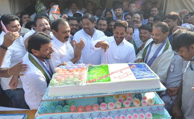 ఘనంగా జగన్ జన్మదిన వేడుకలు