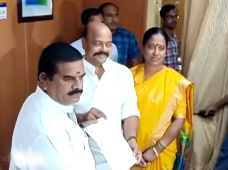 ఎమ్మెల్సీ పదవికి కొండా మురళీ రాజీనామా