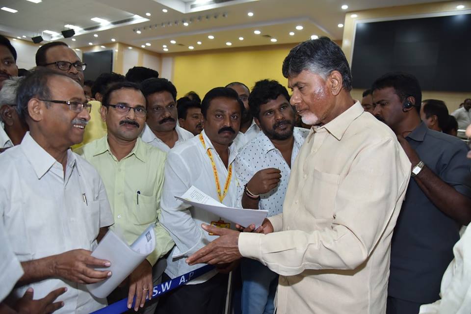 ముఖ్యమంత్రిని కలిసి వినతి అందించిన ఆర్ ఎంపి సంఘ ప్రతినిధులు