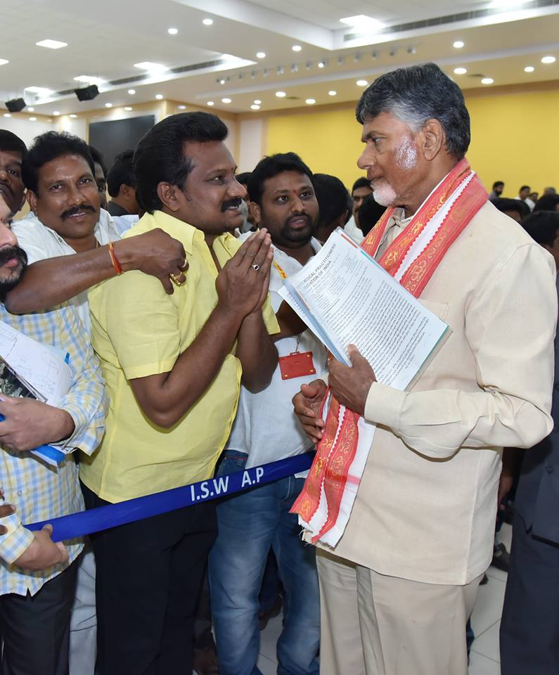 ముఖ్యమంత్రికి నాయీబ్రాహ్మణులు,స్వర్ణకారుల సంఘాల వినతులు