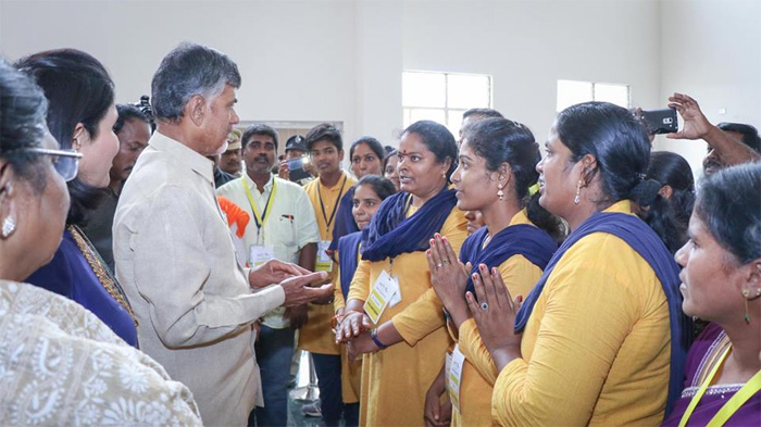 ముఖ్యమంత్రి చంద్రబాబు యువతకు సంక్రాంతి కానుక