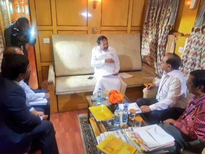 తెలుగు రాష్ట్రాల రైల్వే ప్రాజెక్టుల గురించి అధికారులతో చర్చించిన ఉపరాష్ట్రపతి