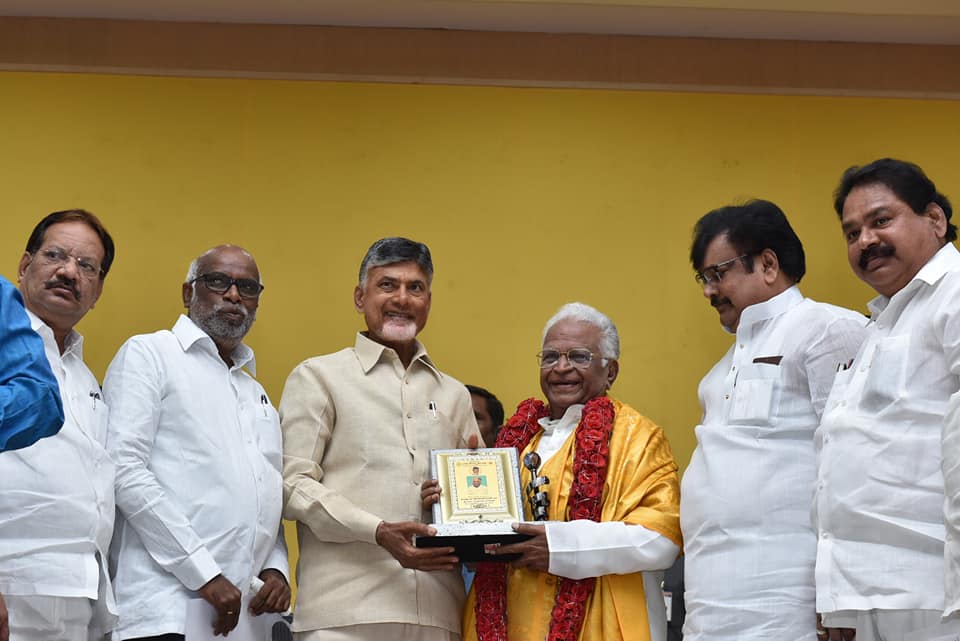 కొలకనూరు ఇనాక్ ను సన్మానించిన ముఖ్యమంత్రి చంద్ర బాబు