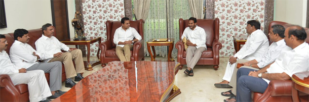 వైఎస్ జగన్ తో కేటీఆర్ భేటీ