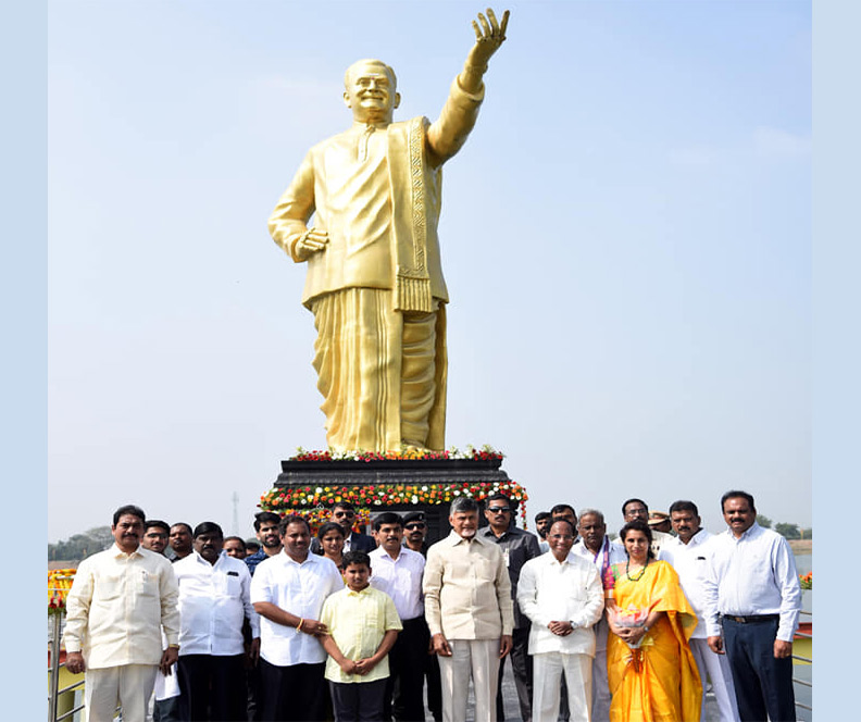 ఎన్టీఆర్ విగ్రహాన్ని ఆవిష్కరించిన సీఎం చంద్రబాబు