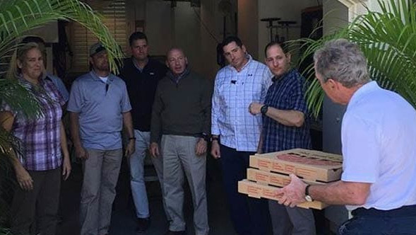 ఉద్యోగులకు పిజ్జాలు తెచ్చి ఇచ్చిన అమెరికా మాజీ అధ్యక్షుడు