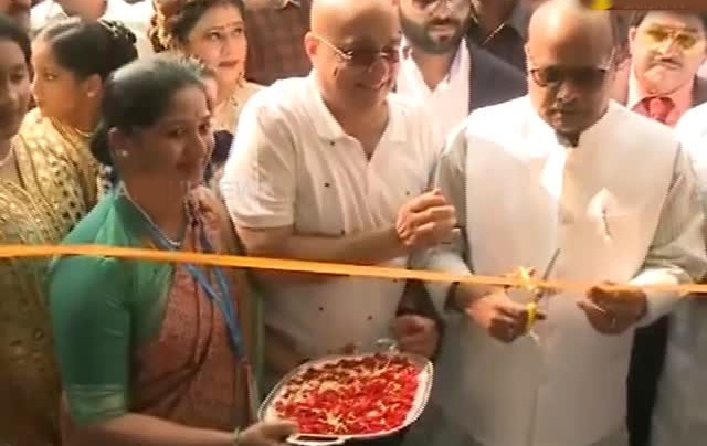 విజయవాడలో లలితా జువెలరీ షోరూం ప్రారంభం