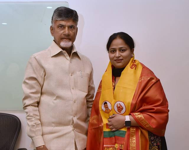 తెలుగుదేశం పార్టీలో చేరిన  ఎమ్మెల్యే జలీల్‌ఖాన్ కుమార్తె