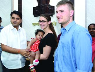 అనాథ బాలికను దత్తత తీసుకున్న అమెరికా దంపతులు