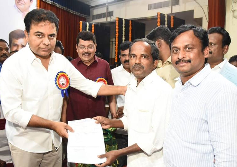 ఆవుల అంజయ్యకు 5 లక్షల ఆర్థిక సాయం అందజేసిన కేటీఆర్