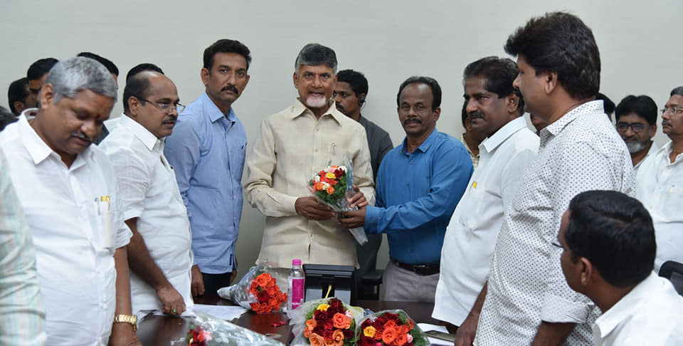 ముఖ్యమంత్రిని  కలిసిన గజిటెడ్ అధికారుల సంఘం, ఏపీ‌ఎన్జీవో నేతలు