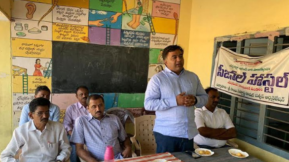 కృష్ణా జిల్లాలో డిజిటల్ తరగతి గదిని ప్రారంభించిన రవి పొట్లూరి