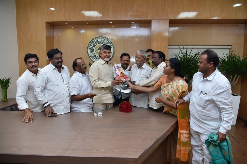 సీఎం చంద్రబాబును కలిసిన కాపు నేతలు