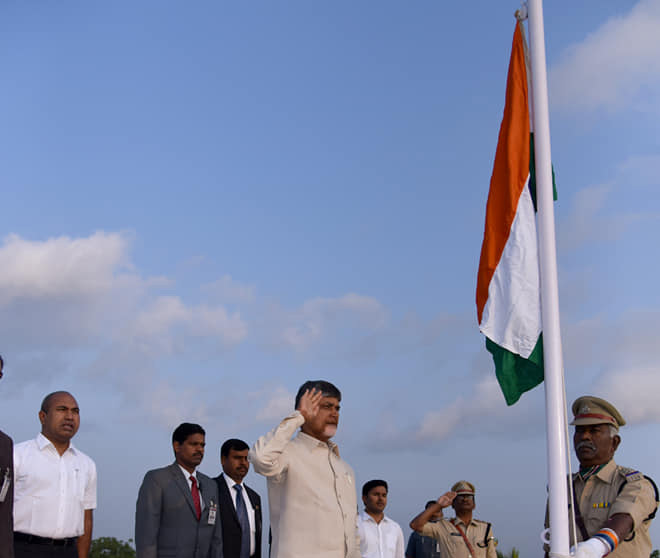 ఉండవల్లిలో జాతీయజెండా ఎగురవేసిన సీఎం చంద్రబాబు