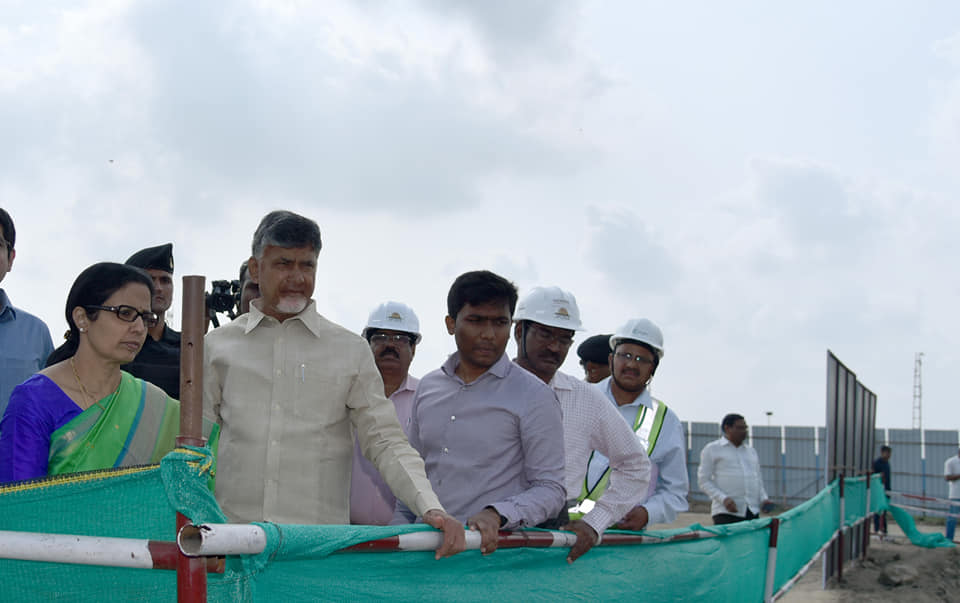 రాజధానిలో నిర్మాణాలను పరిశీలించిన సీఎం చంద్రబాబు దంపతులు