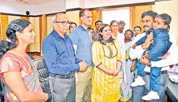 అనాథ బాలుడిని దత్తత తీసుకున్న అమెరికా దంపతులు