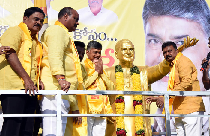 ఎన్టీఆర్ విగ్రహానికి నివాళులు అర్పించిన చంద్రబాబునాయుడు