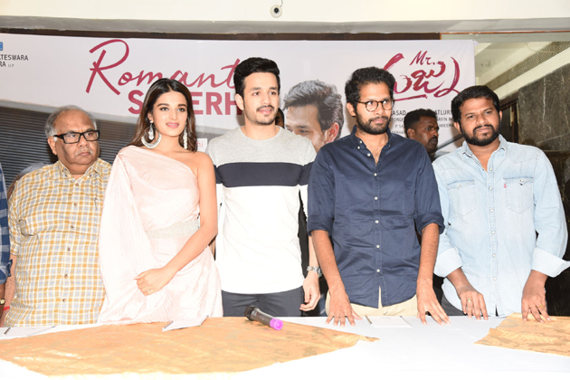 దుర్గమ్మ సేవలో మిస్టర్ మజ్ను