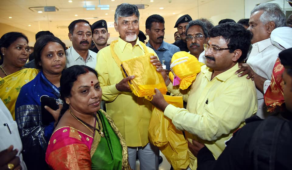 ముఖ్యమంత్రిని అభినందనలు, కృతజ్జ్ఞతలతో ముంతెచ్చిన చేనేత కార్మికులు.