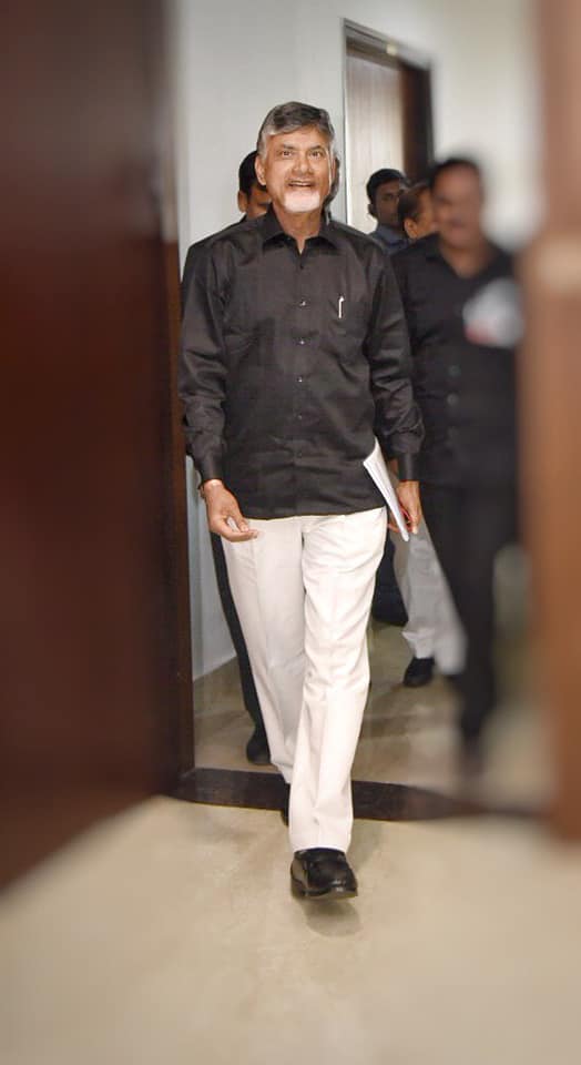 కేంద్రం తీరుకు నిరసనగా నల్లచొక్కా ధరించిన ముఖ్యమంత్రి చంద్రబాబునాయుడు