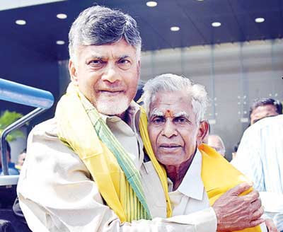 వృద్ధుడికి సీఎం చంద్రబాబు పాదాభివందనం