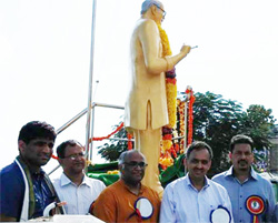 నర్సాపురంలో బావు విగ్రహాన్ని ఆవిష్కరించిన ‘తానా’