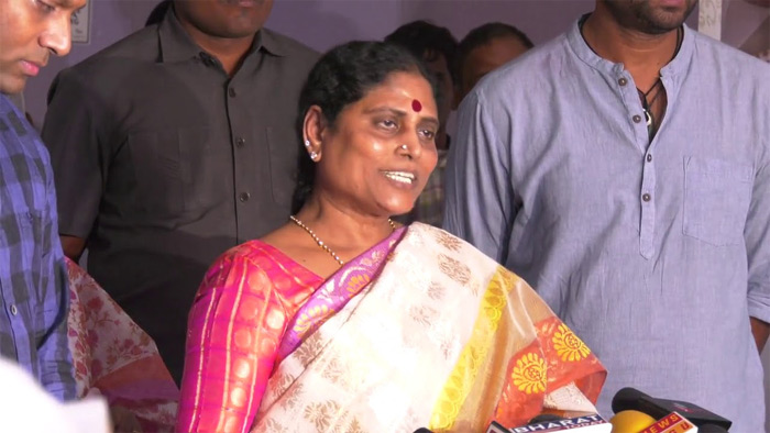 యాత్రను వీక్షించిన వైఎస్ విజయమ్మ