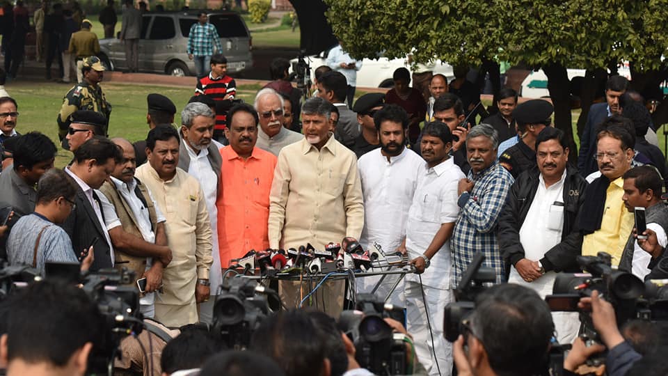 విభజన హామీలు సాధించేవరకు పోరాటం : చంద్రబాబు