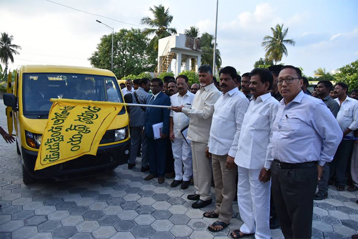లిడ్ కాప్ మొబైల్ కార్గో వ్యాన్ పథకాన్ని ప్రారంభించిన ముఖ్యమంత్రి