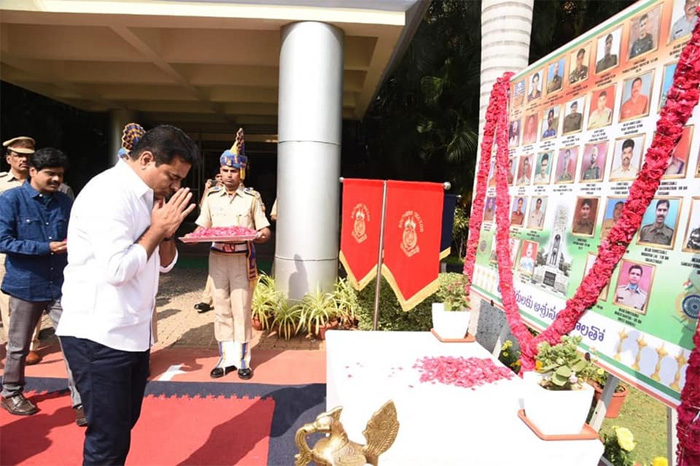 అమర జవాన్లకు టీఆర్‌ఎస్ వర్కింగ్ ప్రెసిడెంట్ కేటీఆర్ నివాళులు