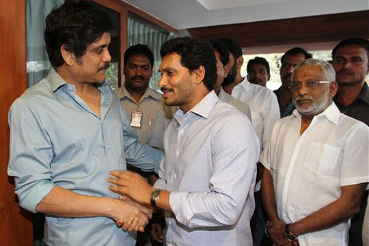 వైఎస్ జగన్ తో నాగార్జున భేటీ