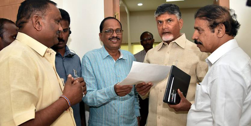 ముఖ్యమంత్రిని కలసిన ఉద్యోగ, కార్మిక సంఘాల నాయకులు