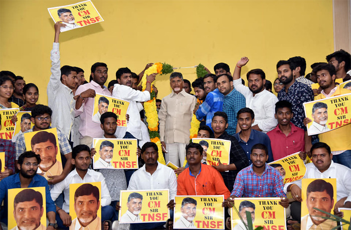 ముఖ్యమంత్రి చంద్రబాబును కలుసుకున్న విశ్వవిద్యాలయాలు, కళాశాలల విద్యార్ధులు